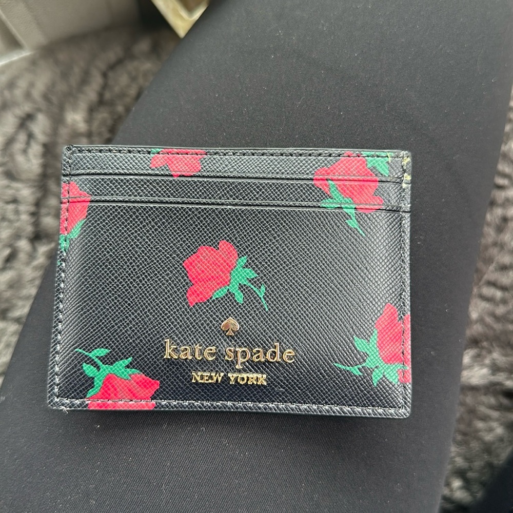 💖Kate Spade // small hand wallet with black background & red roses